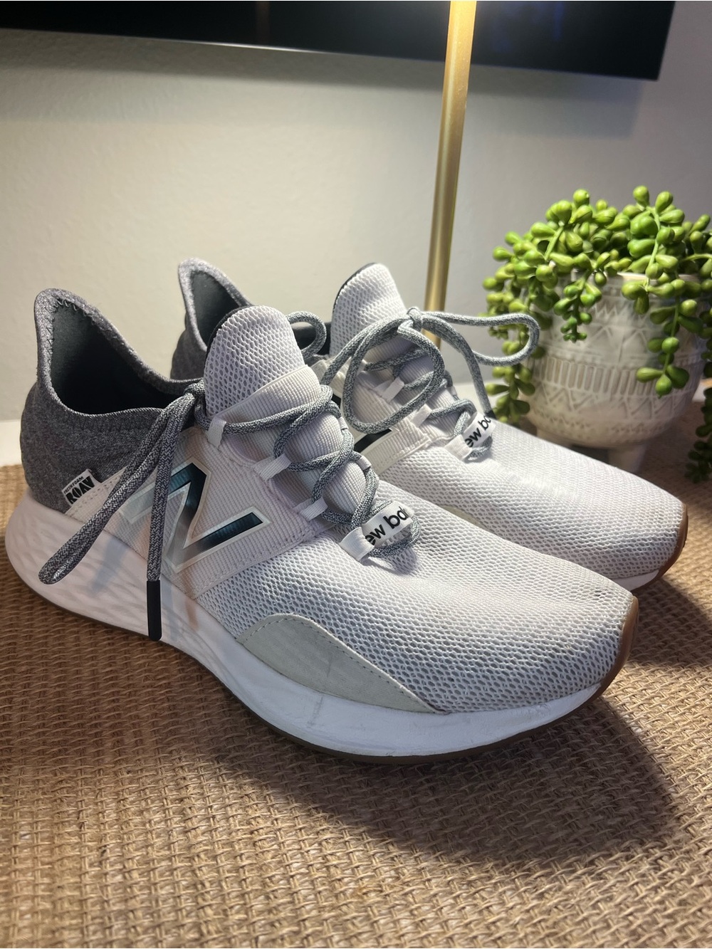 New Balance Fresh Foam ROAV women’s Running Shoe, White/Gray, size 9